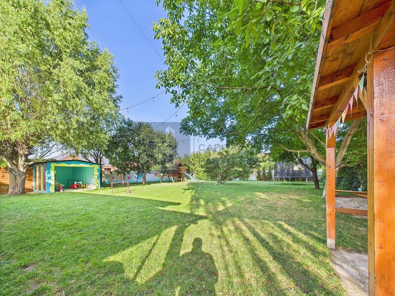 Domnesti Vanzare casa P+M, 7 camere, 4 dormitoare, 4 bai, garaj 3 autoturisme